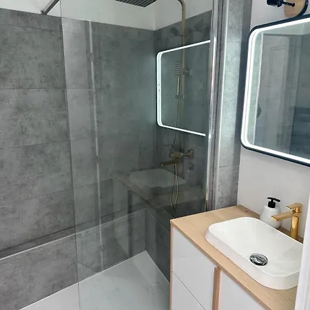 Premiere Ligne Parking Apartment